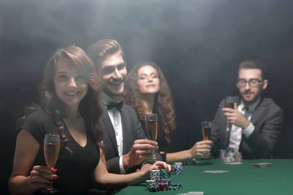 Jogadores de poker com um copo de vinho, sentado à mesa — Fotografia de Stock