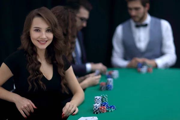 Mujer de negocios moderna sentada en la mesa de dados en un casino . — Foto de Stock