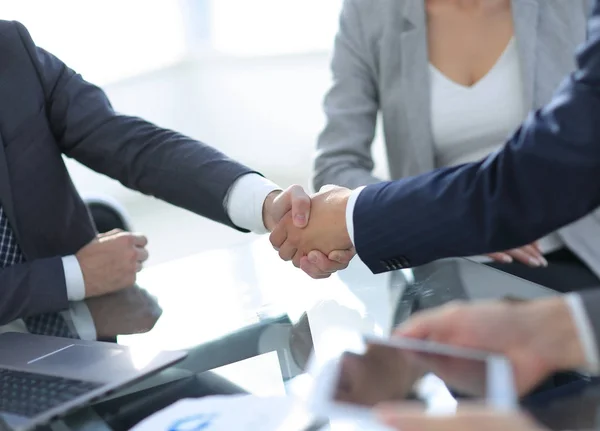 Confident handshake of business partners — Stock Photo, Image