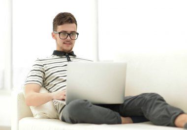 yakışıklı bir adam evde çalışma