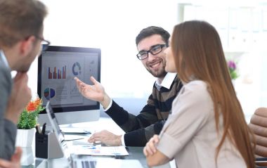 mali çizelgeleri tartışırken iş takım