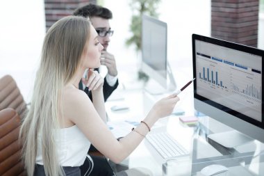 Üst düzey yönetici ve personel finansal belgeler tartışıyor