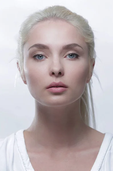 Porträtt av en vacker blond kvinna med dagliga make-up — Stockfoto