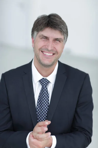 Retrato de un hombre de negocios moderno y benevolente . — Foto de Stock