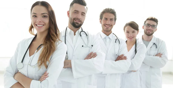 Retrato del equipo médico de pie con los brazos cruzados en el hospital —  Fotos de Stock