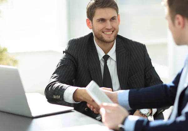 Aus nächster Nähe. Der Handschlag mit Geschäftspartnern am Schreibtisch. — Stockfoto