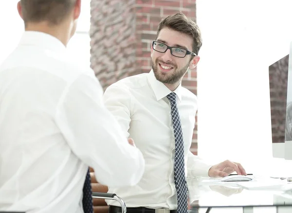 Geschäftspartner nach dem Deal per Handschlag — Stockfoto