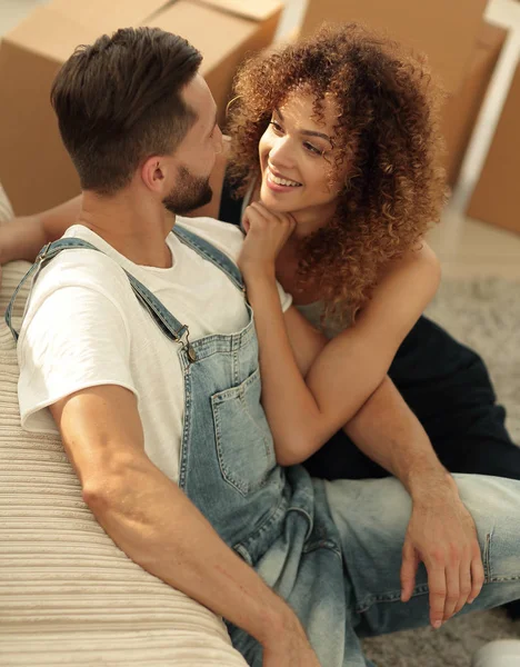 Feliz recém-casados em um novo apartamento . — Fotografia de Stock