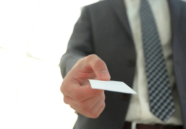 Zakenman geven visitekaartje op lichte achtergrond — Stockfoto