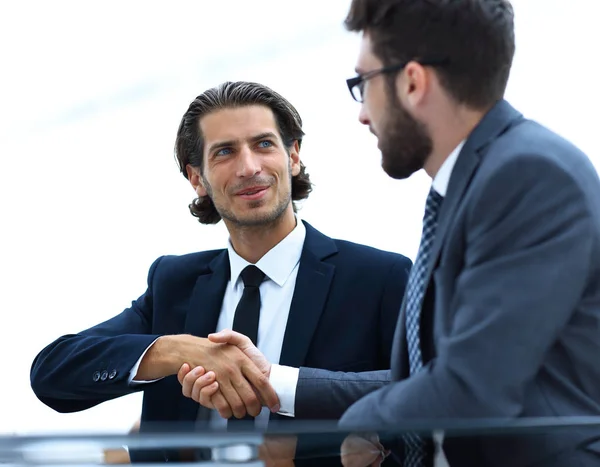 Colleghi fiduciosi stretta di mano in ufficio — Foto Stock