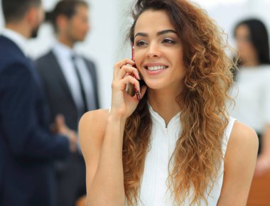 Yakın plan. Akıllı telefonlu bir iş kadını.