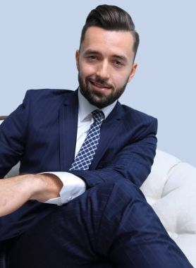 Kendine güvenen işadamı bir sandalyede oturuyor