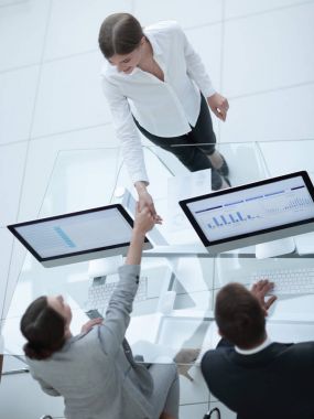 En baştan görüntüleyin. el sıkışma Yöneticisi ve çalışanı Masaüstü yoluyla