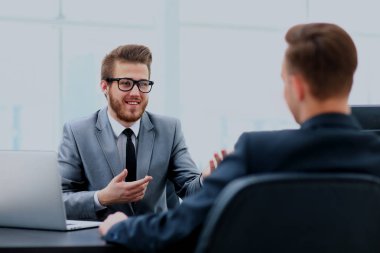 office toplantısında konuşurken mutlu iş adamları