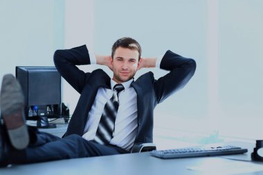 ofisinde memnun işadamı rahatlatıcı.