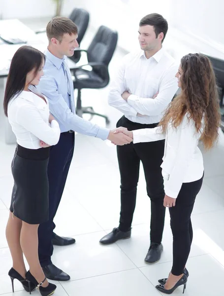 Apretón de manos a los socios antes de las conversaciones —  Fotos de Stock