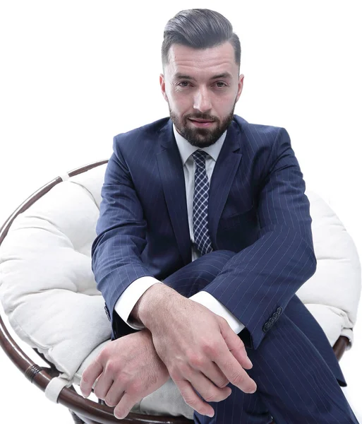 Un exitoso hombre de negocios sentado en una silla . — Foto de Stock