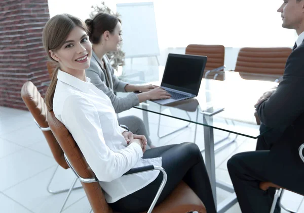 Bir masanın arkasında oturan Ofis çalışanları. — Stok fotoğraf