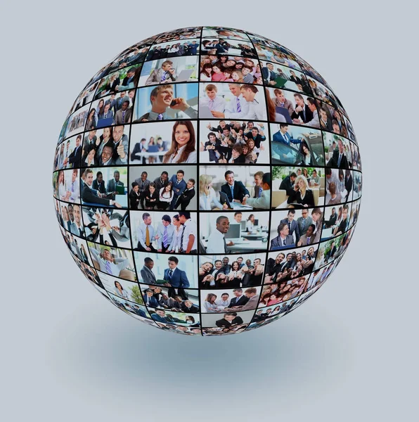 Глобус изолирован на белом фоне со многими различными деловыми людьми — стоковое фото