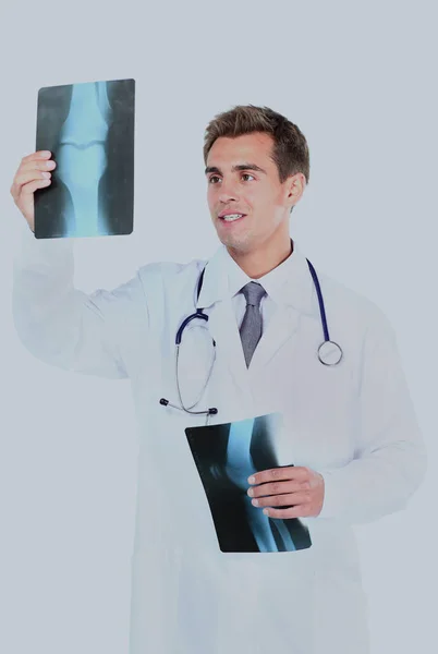 Heureux médecin qui regarde la radiographie . — Photo