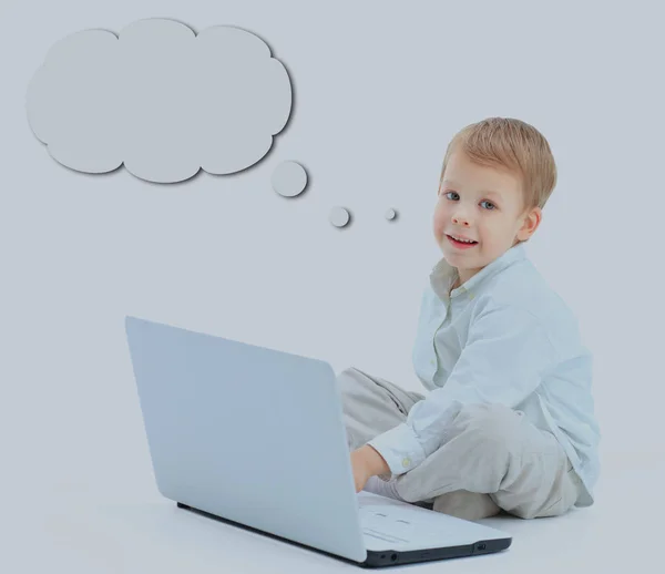 Jongen met laptop geïsoleerd op witte achtergrond. — Stockfoto
