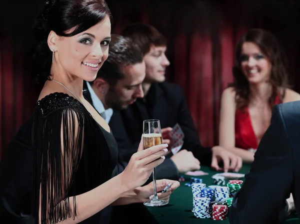 Jogadores de poker sentados em torno de uma mesa em um cassino — Fotografia de Stock