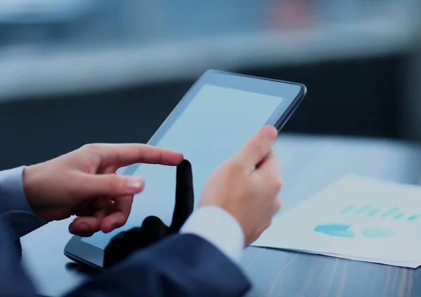 Empresario sosteniendo tableta digital . —  Fotos de Stock