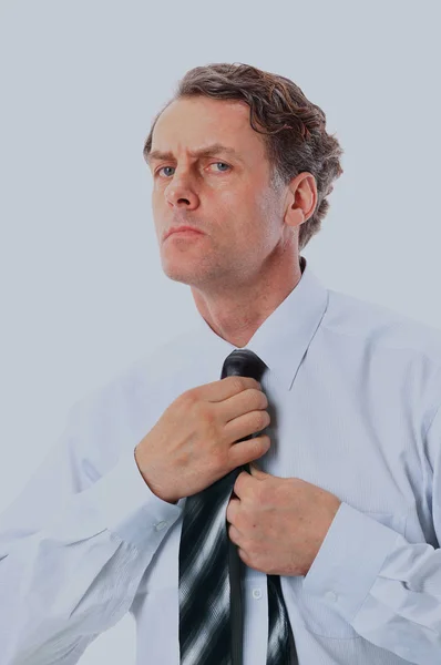 Porträt eines Geschäftsmannes, der Krawatte bindet. — Stockfoto