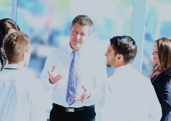 Företagare arbeta och diskutera tillsammans vid möte i office. — Stockfoto