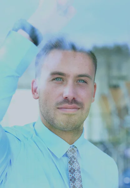 Geschäftsmann schaut durchs Fenster. — Stockfoto