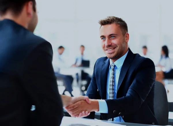 Geschäftsmann schüttelt seiner Partnerin die Hand, um einen Deal zu besiegeln — Stockfoto