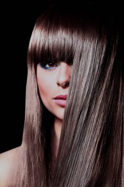 güzel bir kadınla uzun siyah kıvırcık saçlar yüzü closeup.