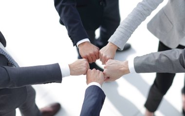 Gençler birlikte ellerini koyarak