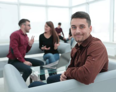 İşletme takımının arka planında çalışan