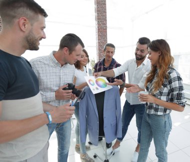 Renk paletini tartışan tasarımcı takımı