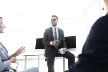 Aletleri kullanan işçiler, çalışma molası.