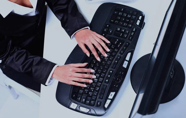 Vista superior de una mujer feliz ejecutivo de negocios trabajando en el ordenador portátil .. — Foto de Stock