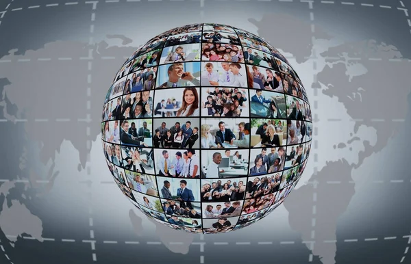 Ein Globus auf weißem Hintergrund mit vielen verschiedenen Geschäftsleuten — Stockfoto