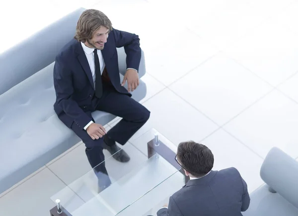 Två affärsmän diskuterar på arbetsplatsen — Stockfoto