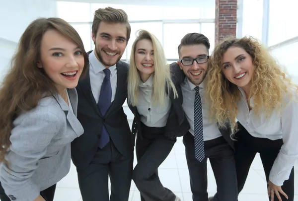 Närbild.happy business team tittar på kameran — Stockfoto