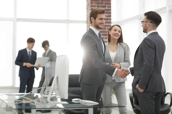 Parceiros de negócios handshake em uma reunião — Fotografia de Stock