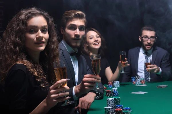 Jogadores de poker sentados em uma mesa em um cassino — Fotografia de Stock