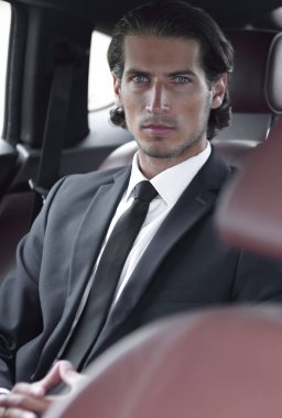 rahat bir arabada oturan işadamı