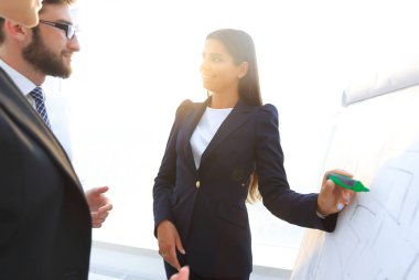 flipchart üzerinde bir marker ile işaret iş kadını