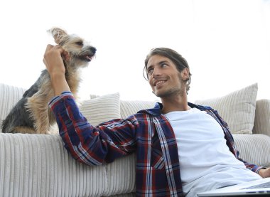 yakışıklı adam kanepede yakın katta oturan çay içiyor