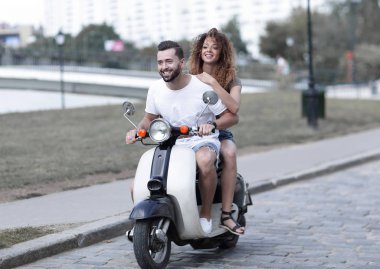 Mutlu çift sürme vintage scooter. Seyahat kavramı.