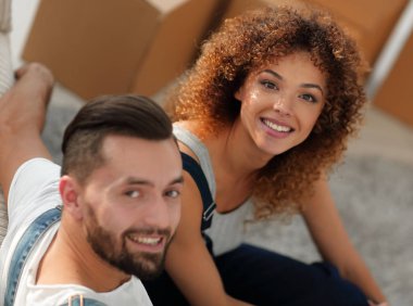 Mutlu genç çift yeni bir daire içinde.