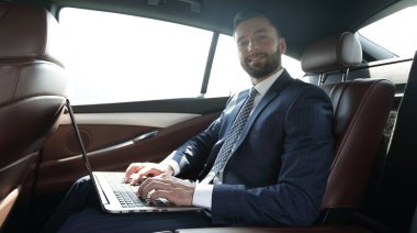 Genç işkadını arabada otururken onu laptop çalışma