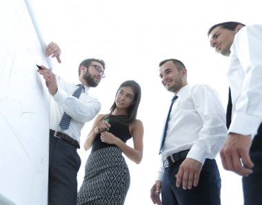 iş takım boş bir flipchart arıyor.