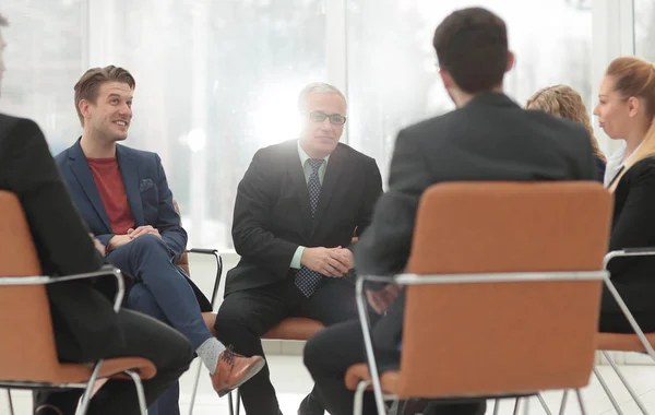 Senior zakenman houdt een bijeenkomst met de business team — Stockfoto